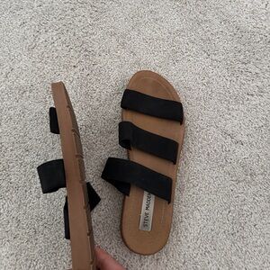Steve Madden Black Strap Tan Base Sandals